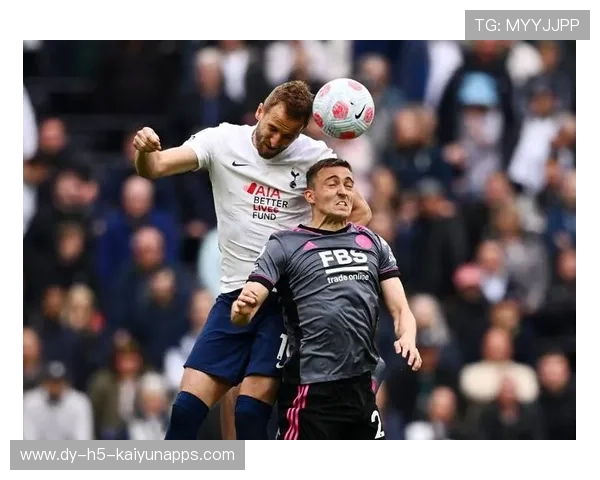 凯恩争顶成功将球轻敲形成机会——把握瞬间，成就品牌与成长