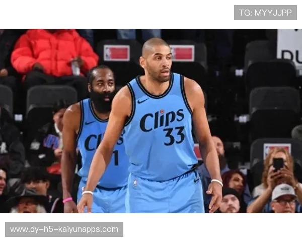 快船巴图姆防守强硬，抢下关键篮板，助力球队取得胜利