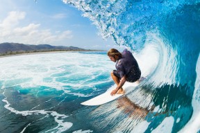 开云体育中国官方网站-男子中长距离稳步前行，中长距离跑的动作要领